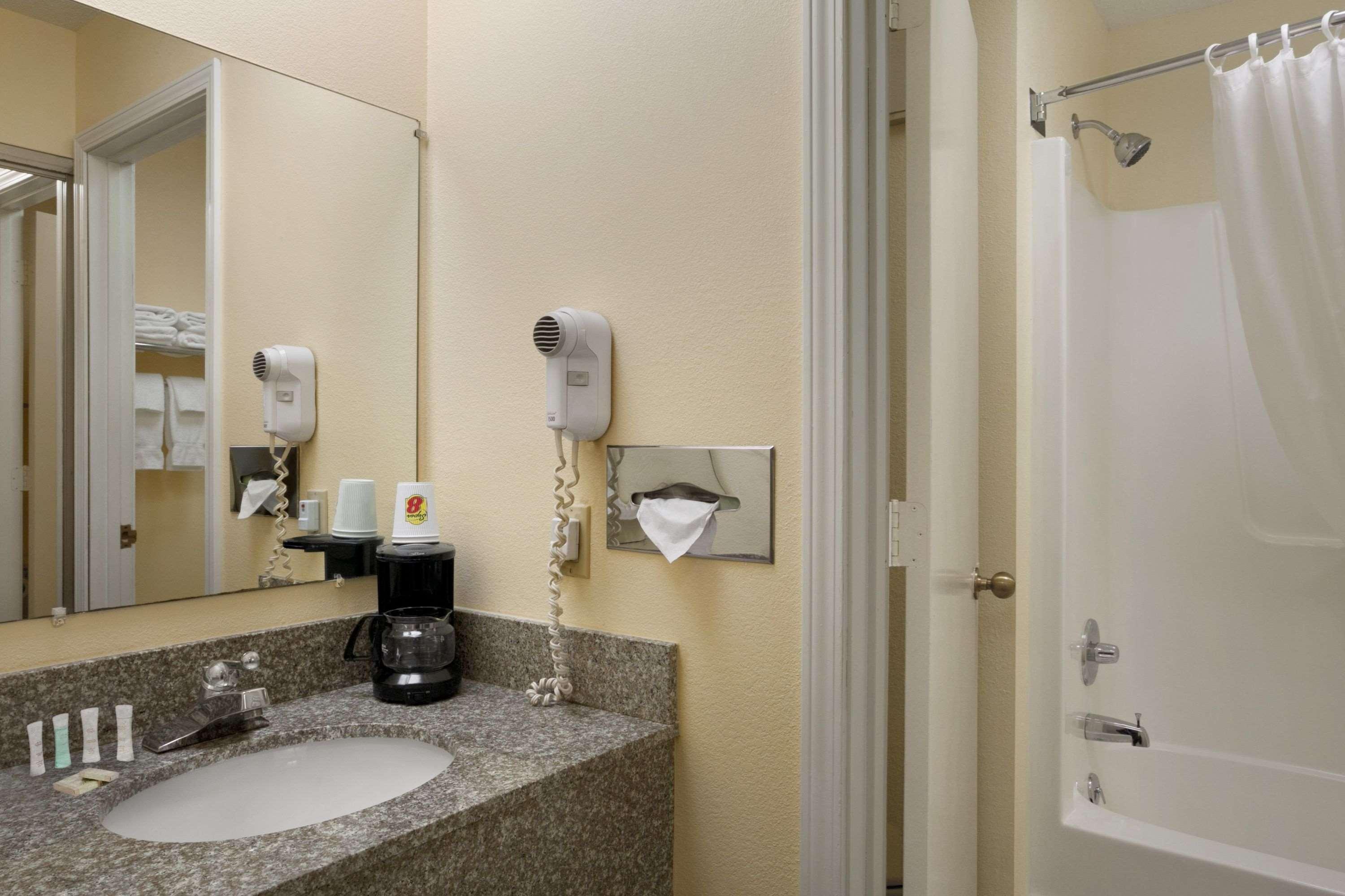 Super 8 By Wyndham Columbia City Екстериор снимка