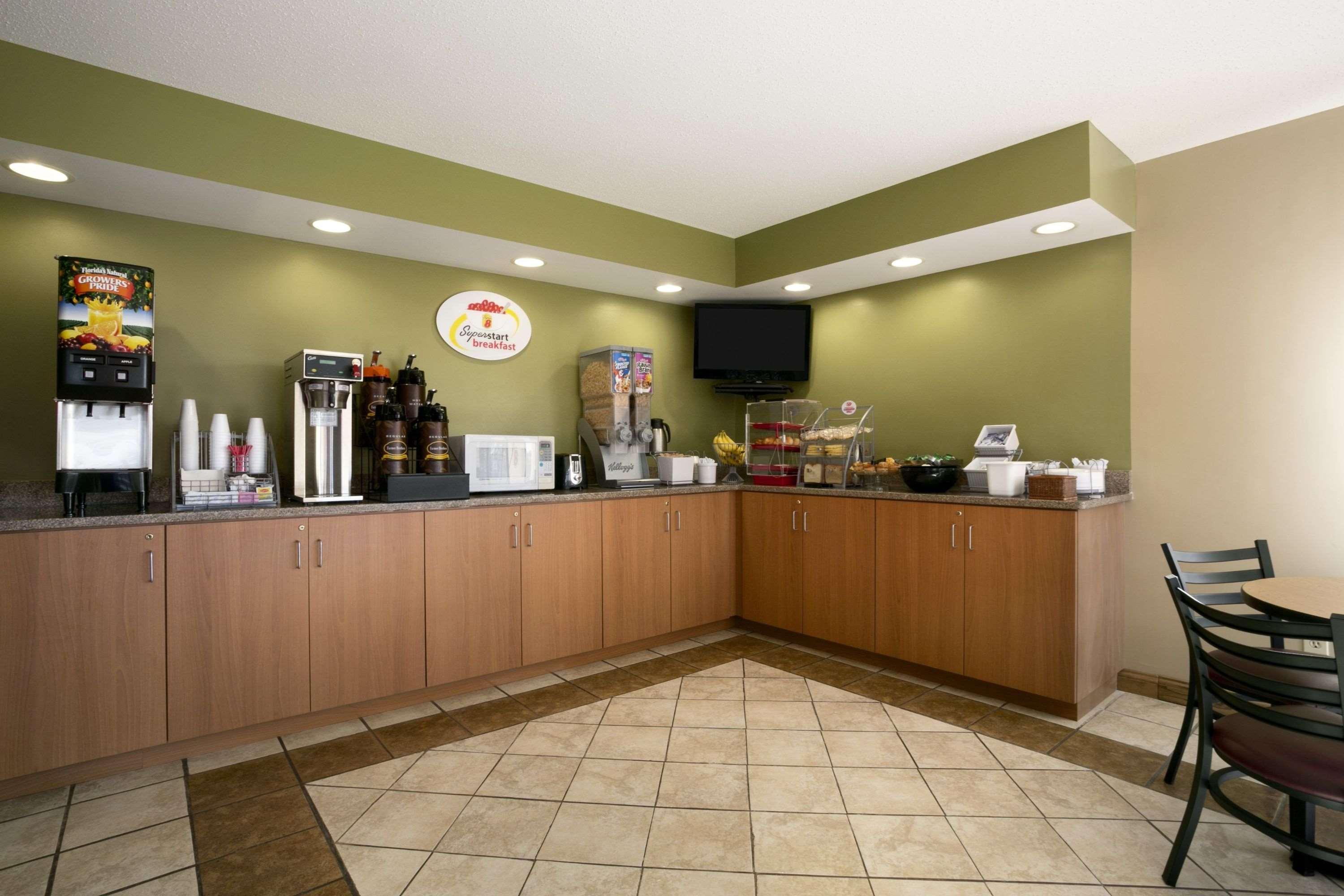 Super 8 By Wyndham Columbia City Екстериор снимка